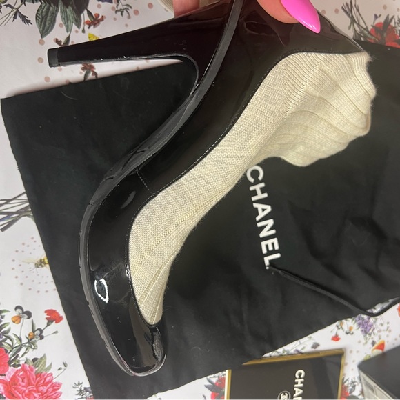 Chanel Ladies Shoes - Picture 4 of 16